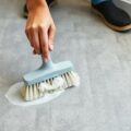 Como limpar piso antiderrapante sem danificar a textura rugosa